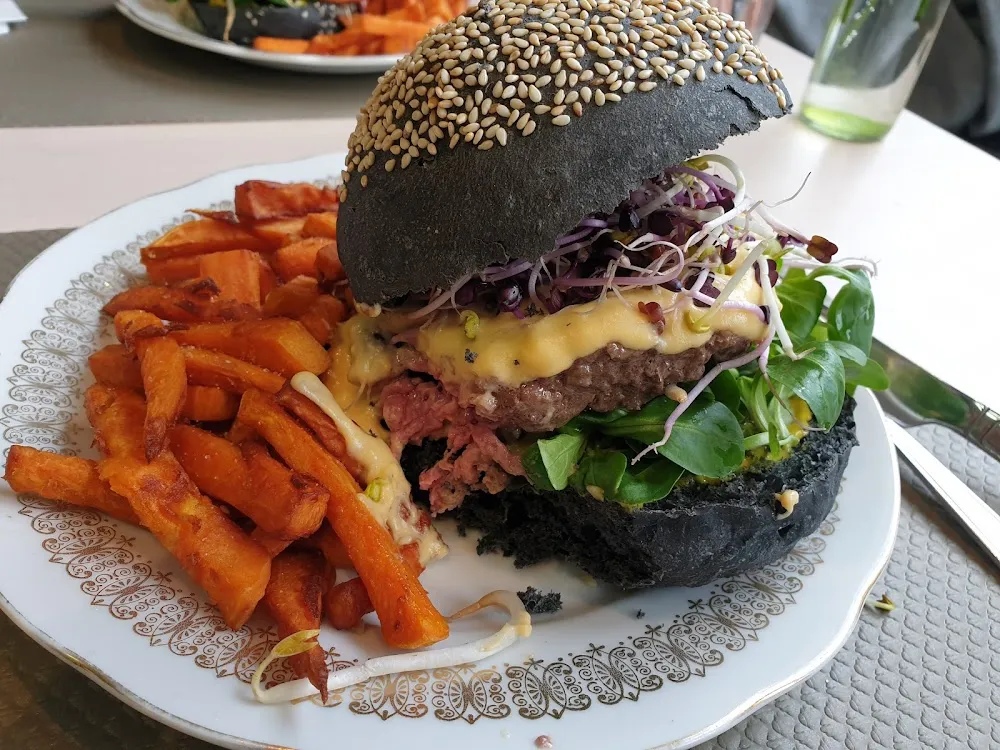 Burger Du Mineur Et Frites de Patates Douces